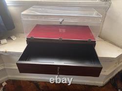 Professional Locking Countertop Display Case Mint with 2 Keys